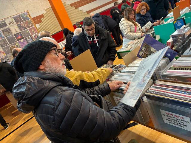 Un collezionista sfoglia i dischi (marzo 2025)